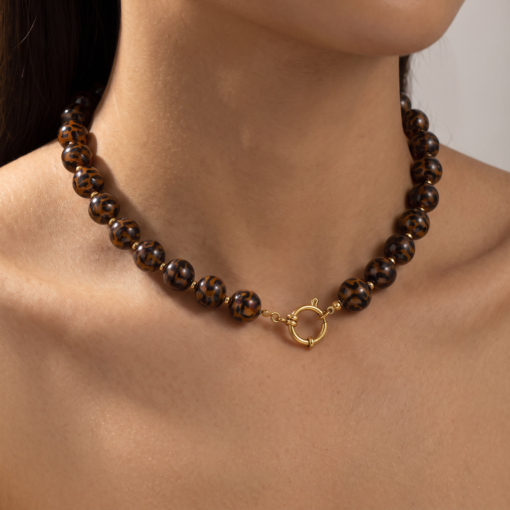 Collier de perles façon léopard esprit rétro, porté