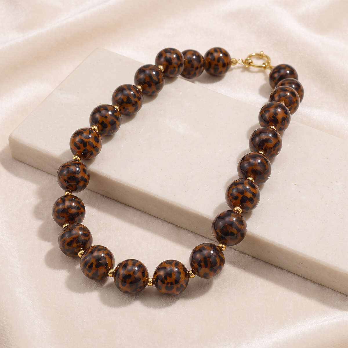 Collier de perles façon léopard esprit rétro — Marron