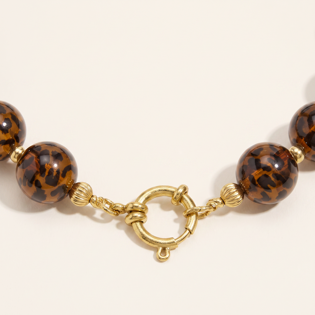 Collier de perles façon léopard 14 mm, détail du motif
