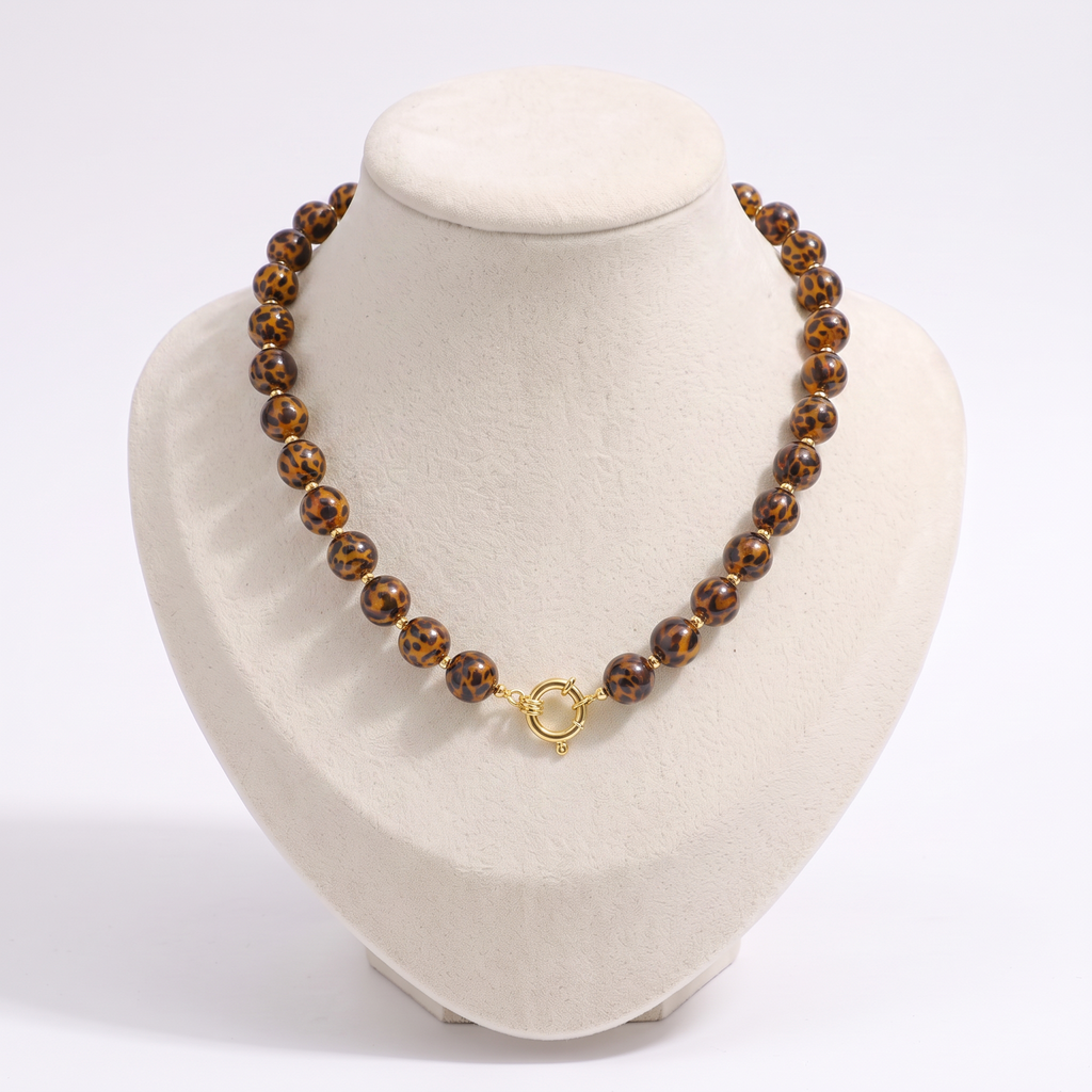 Collier de perles façon léopard 14 mm, vue de face