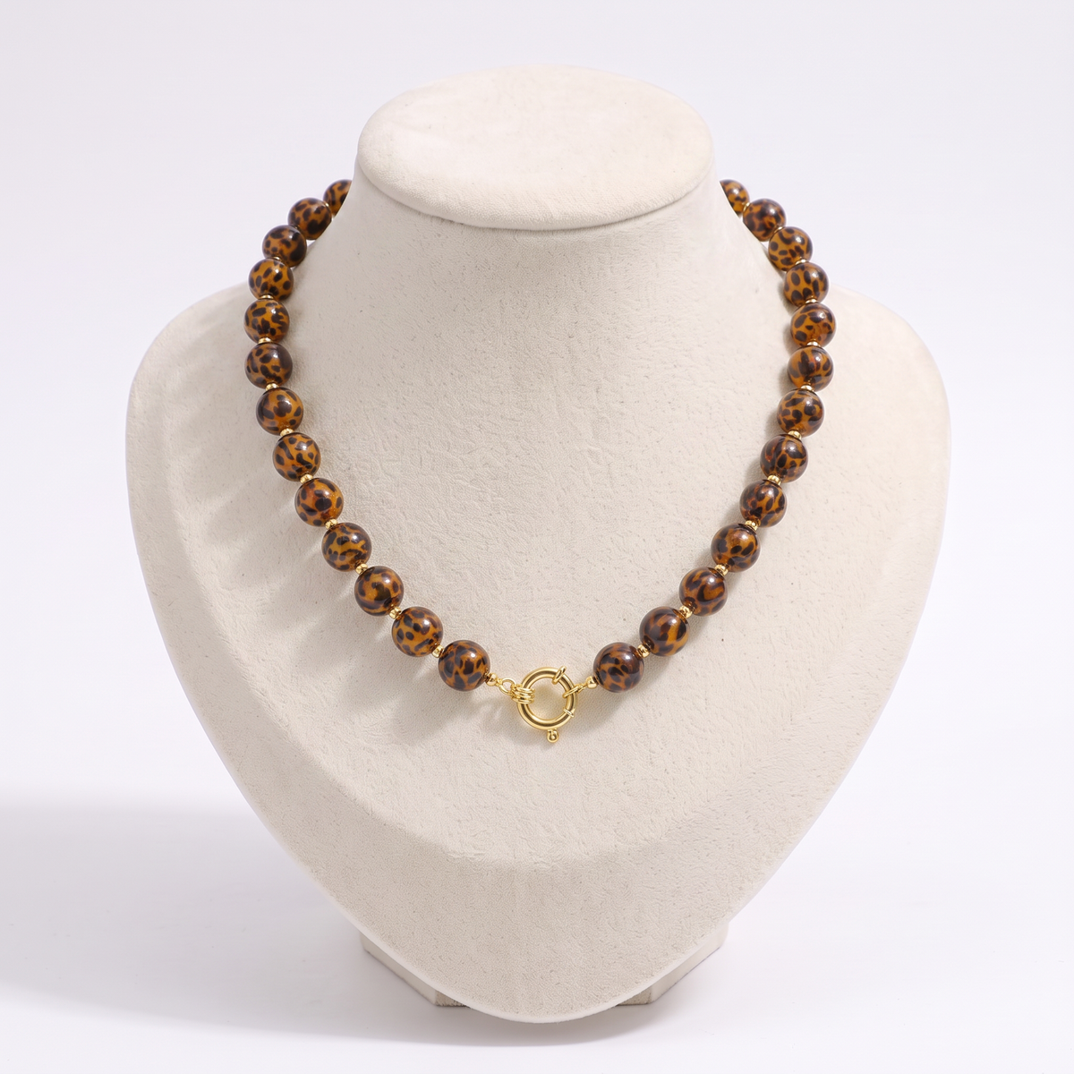 Collier de perles façon léopard 14 mm, vue de face