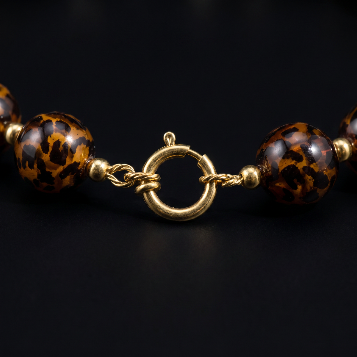 Collier de perles façon léopard 14 mm, motif en gros plan
