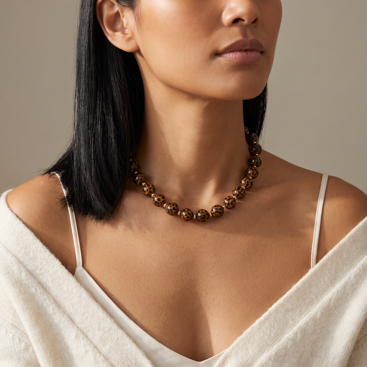 Collier de perles façon léopard 14 mm, porté mi-corps