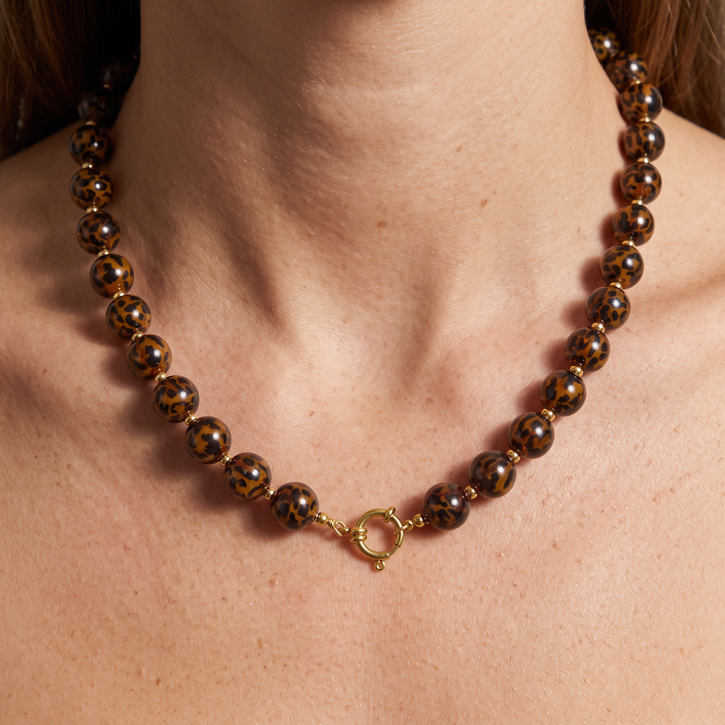 Collier de perles façon léopard 14 mm, porté