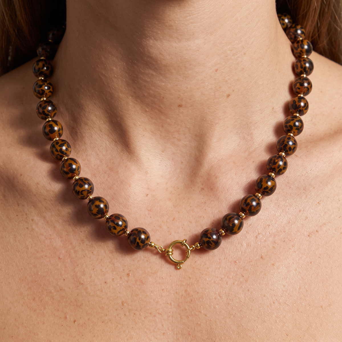 Collier de perles façon léopard 14 mm, porté