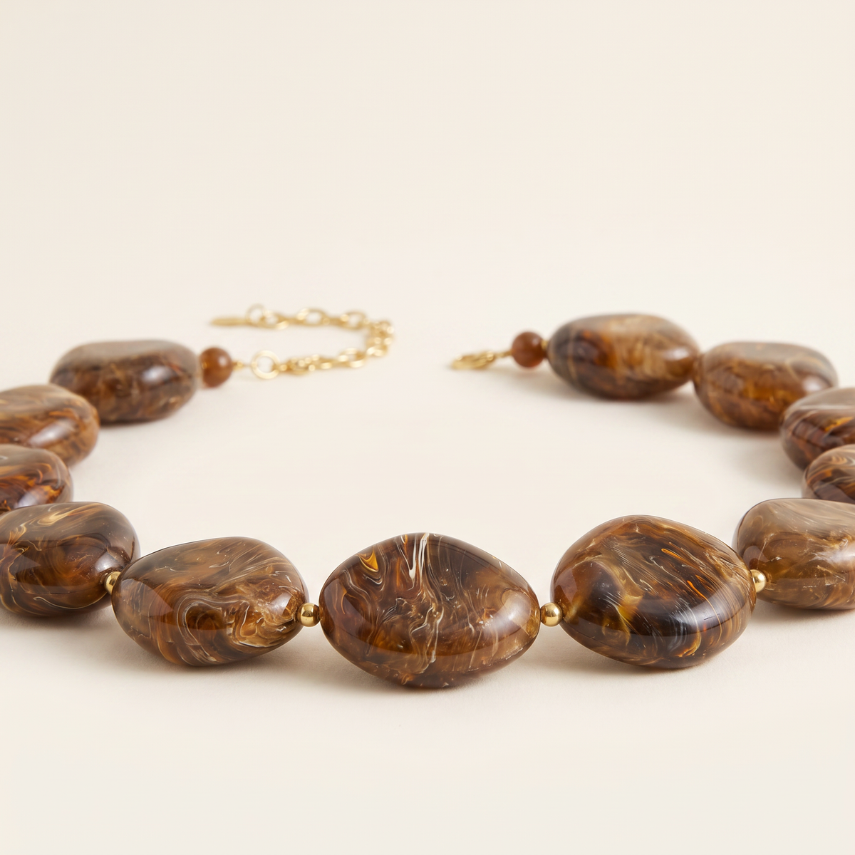 Collier de perles effet marbré oversize, détail du motif