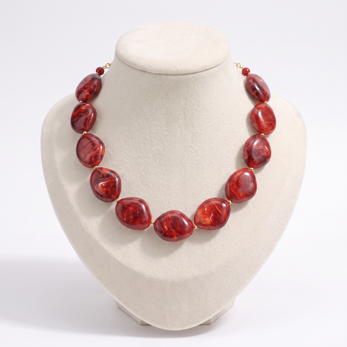 Collier de perles effet marbré oversize, vue de face, bordeaux