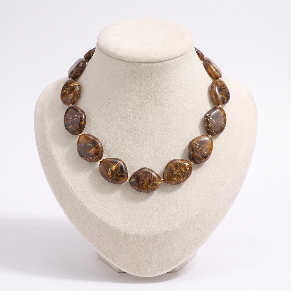 Collier de perles effet marbré oversize, vue de face