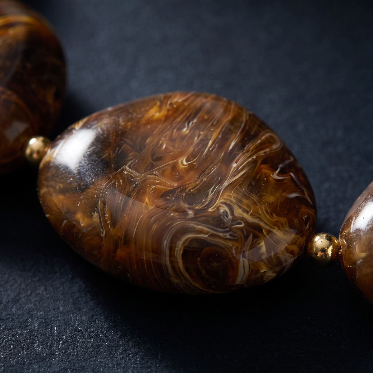 Collier de perles effet marbré oversize, motif en gros plan