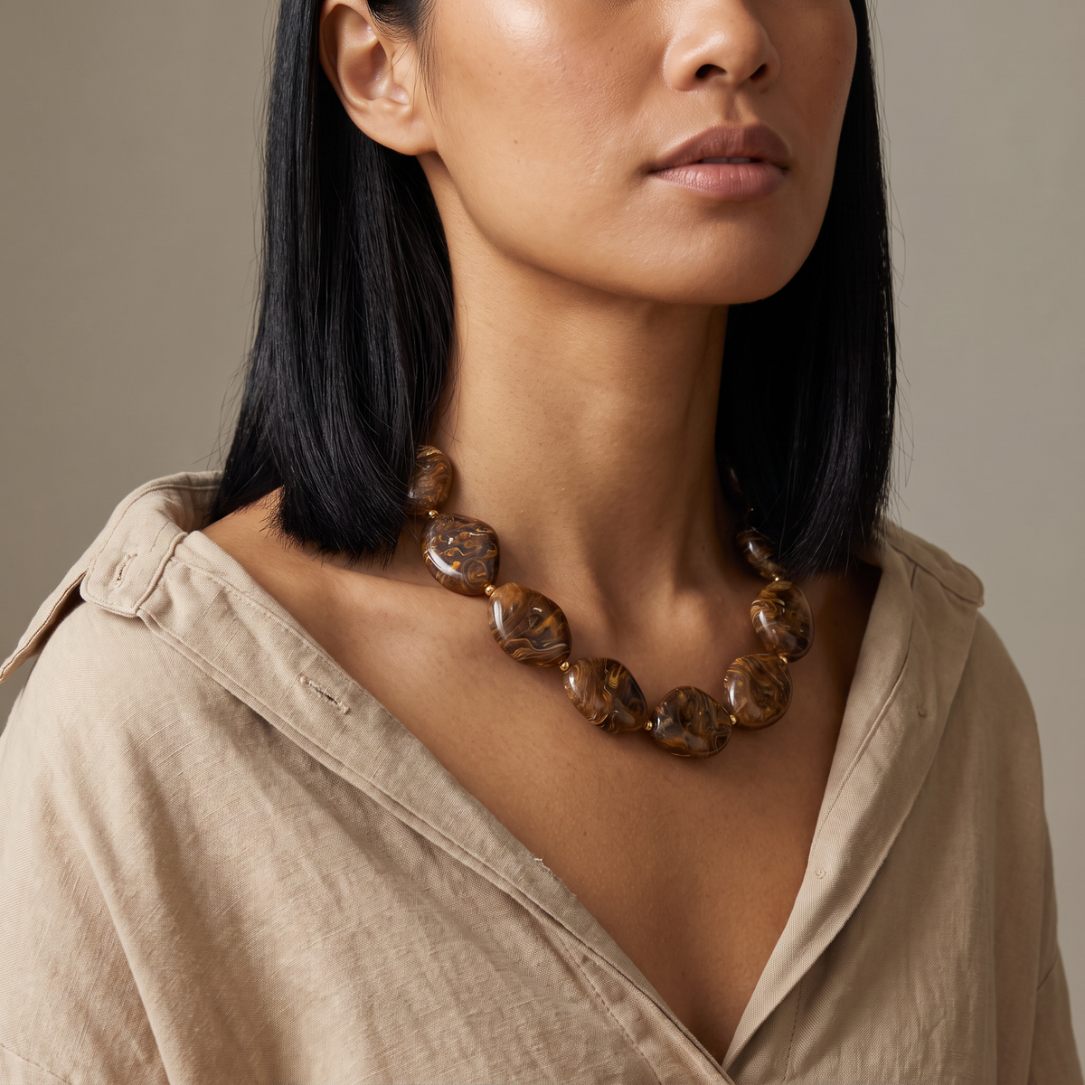 Collier de perles effet marbré oversize, porté mi-corps