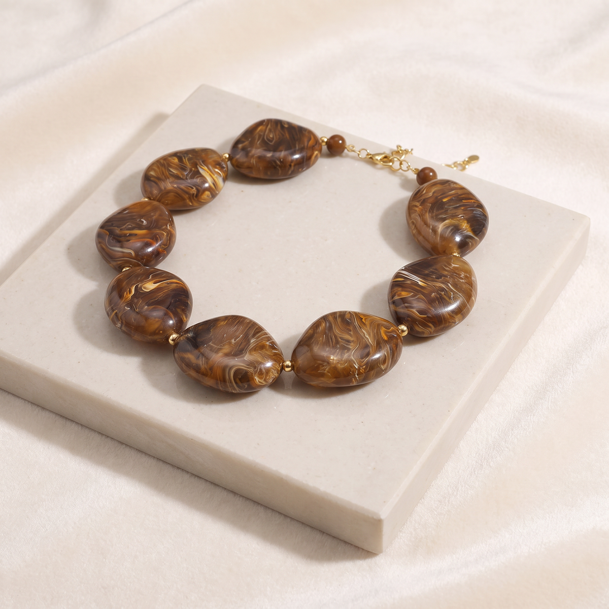Collier de perles effet marbré oversize — Brun