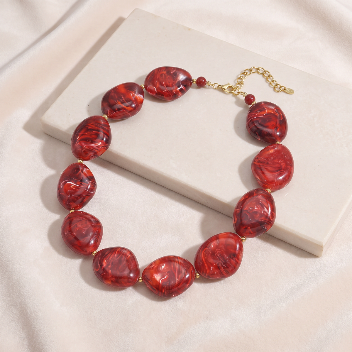 Collier de perles effet marbré oversize — Bordeaux