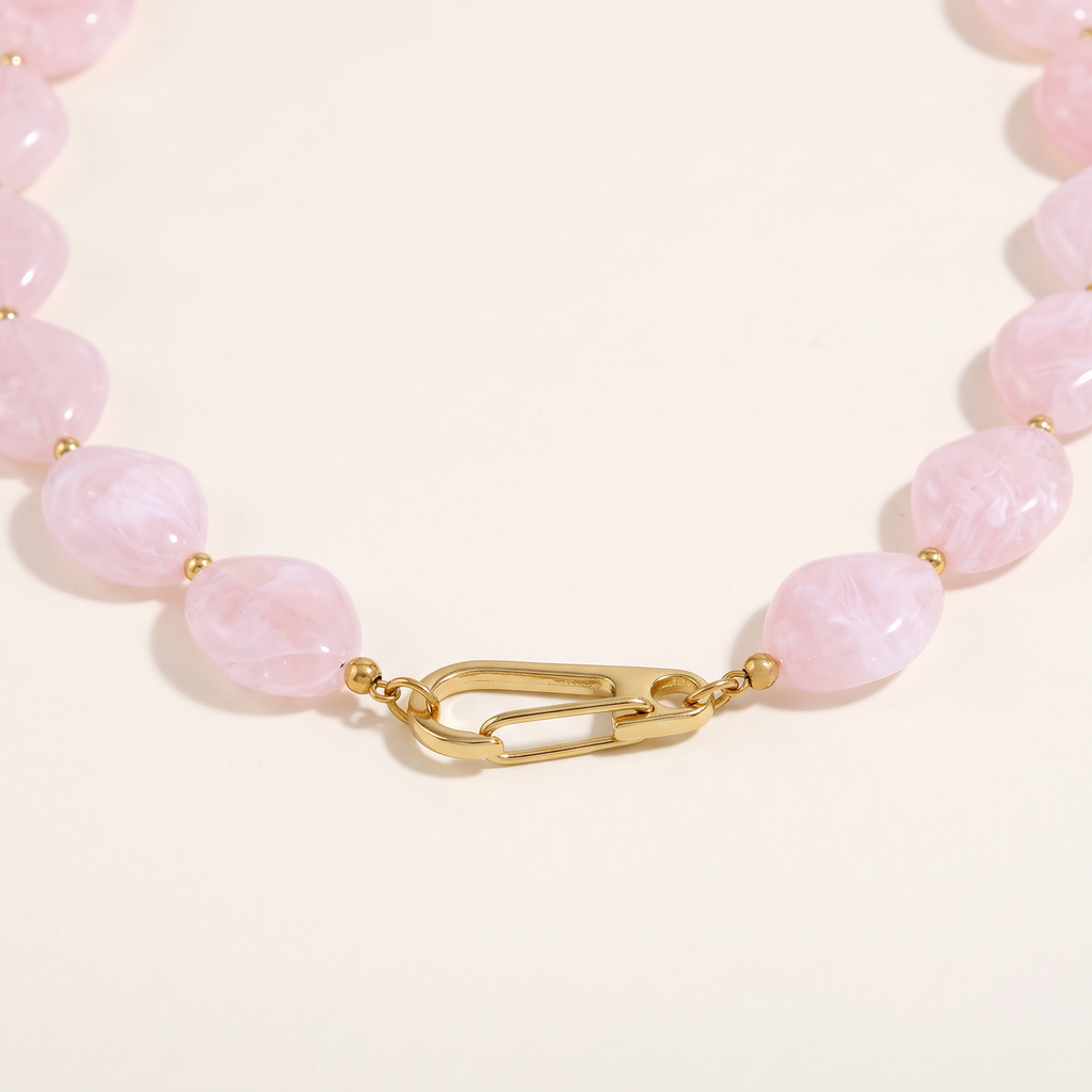 Collier de perles à forme organique 50 cm, détail du motif, rose