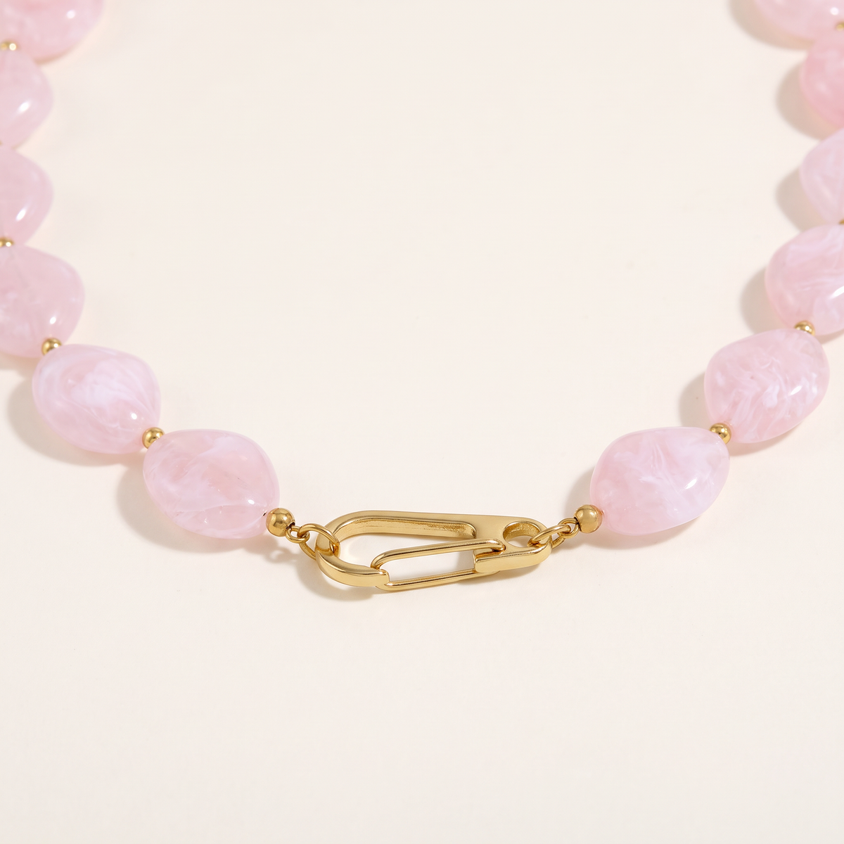 Collier de perles à forme organique 50 cm, détail du motif, rose