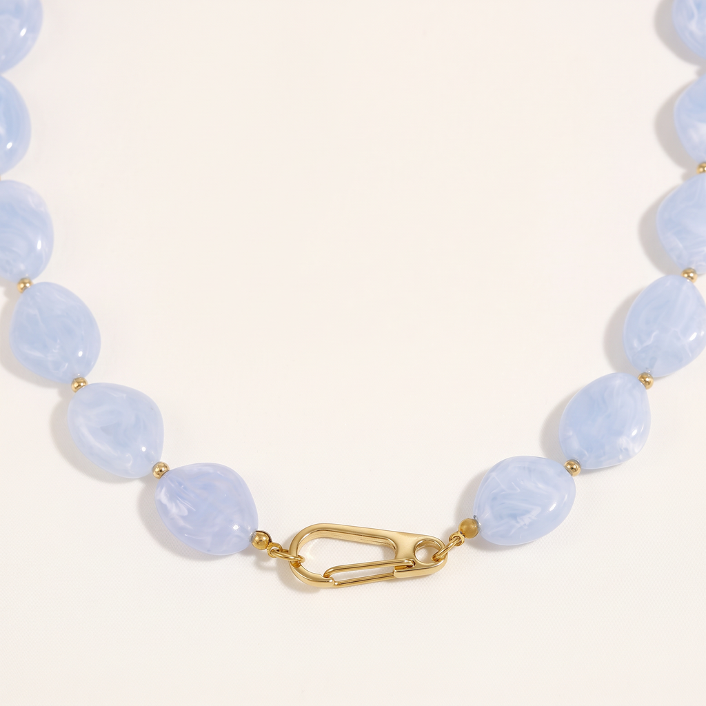 Collier de perles à forme organique 50 cm, détail du motif, bleu clair