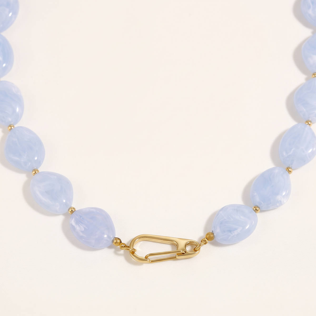 Collier de perles à forme organique 50 cm, détail du motif, bleu clair