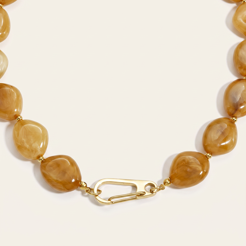 Collier de perles à forme organique 50 cm, détail du motif