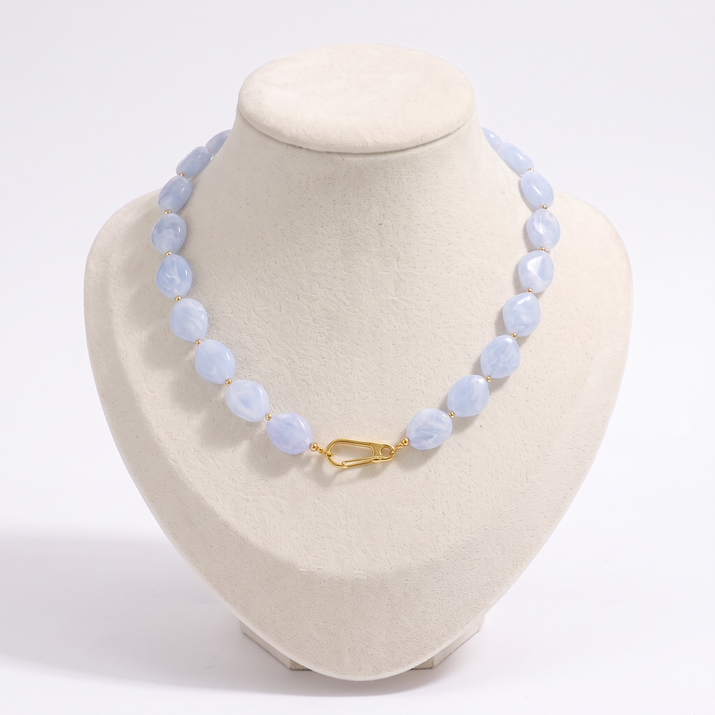 Collier de perles à forme organique 50 cm, vue de face, bleu clair