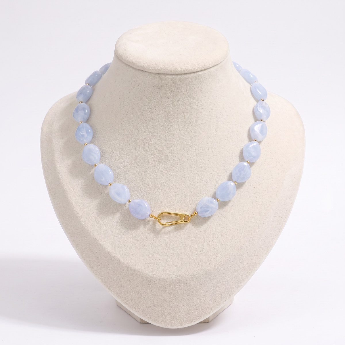 Collier de perles à forme organique 50 cm, vue de face, bleu clair