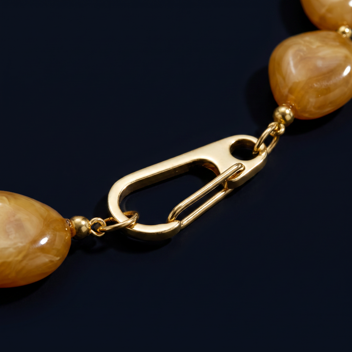 Collier de perles à forme organique 50 cm, motif en gros plan