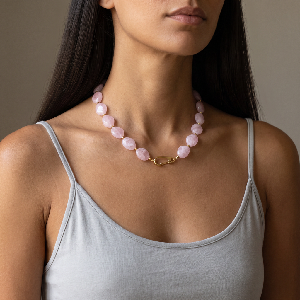 Collier de perles à forme organique 50 cm, porté mi-corps, rose