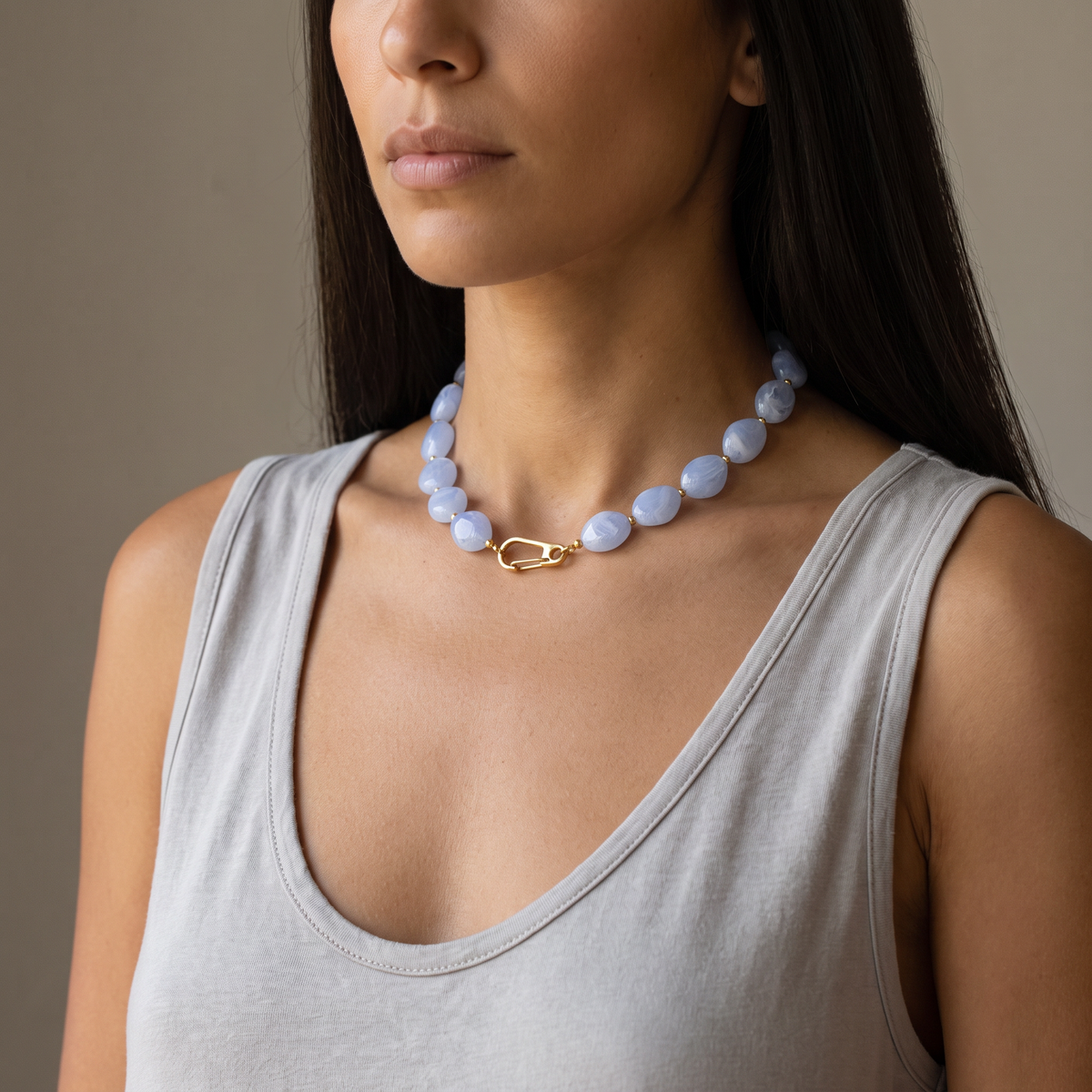 Collier de perles à forme organique 50 cm, porté mi-corps, bleu clair