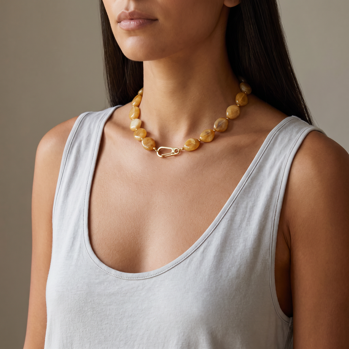 Collier de perles à forme organique 50 cm, porté mi-corps