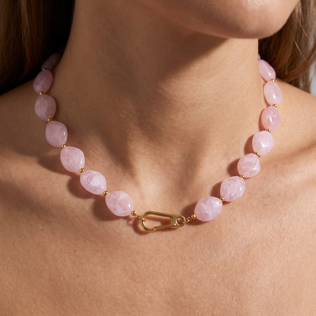 Collier de perles à forme organique 50 cm, porté, rose
