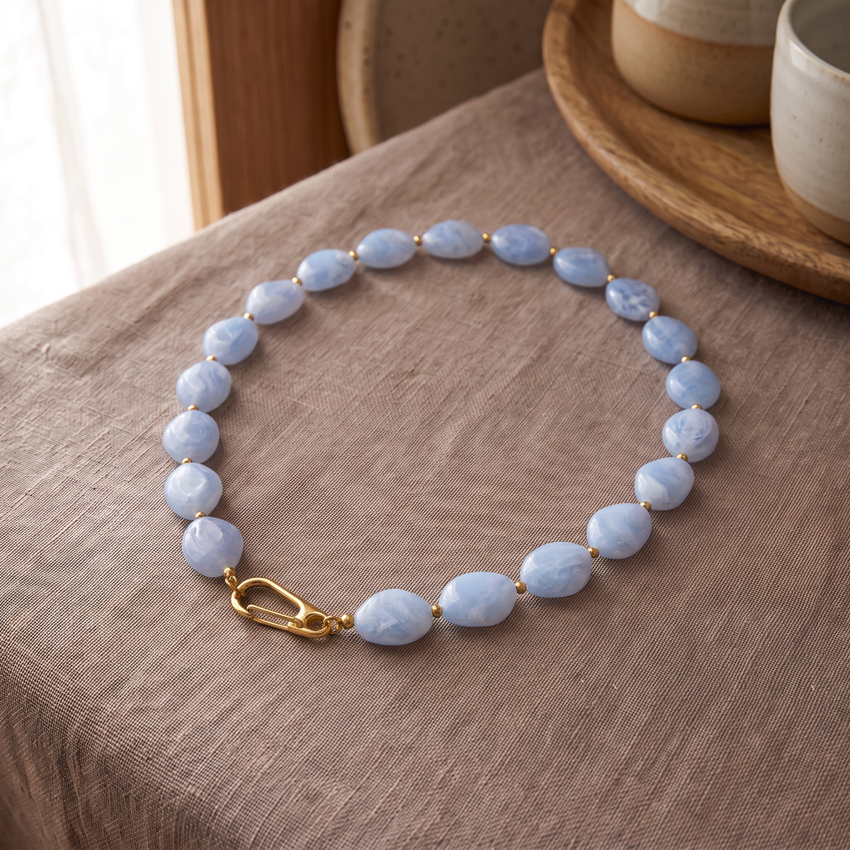 Collier de perles à forme organique 50 cm, porté en tenue, bleu clair