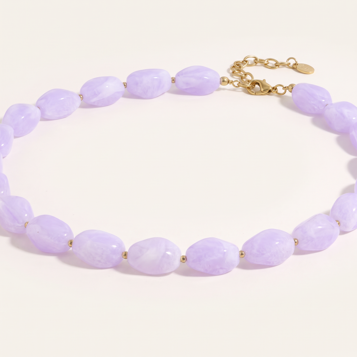 Collier de perles à forme organique, détail du motif, violet clair