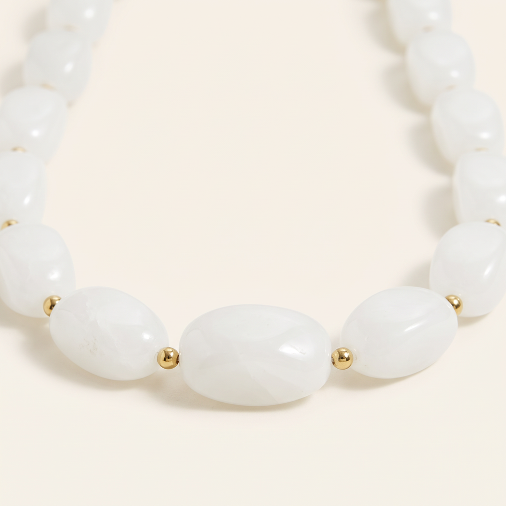 Collier de perles à forme organique, détail du motif, blanc cassé