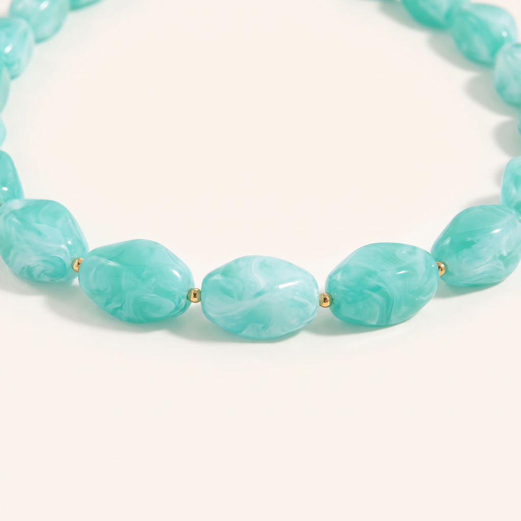 Collier de perles à forme organique, détail du motif, bleu turquoise