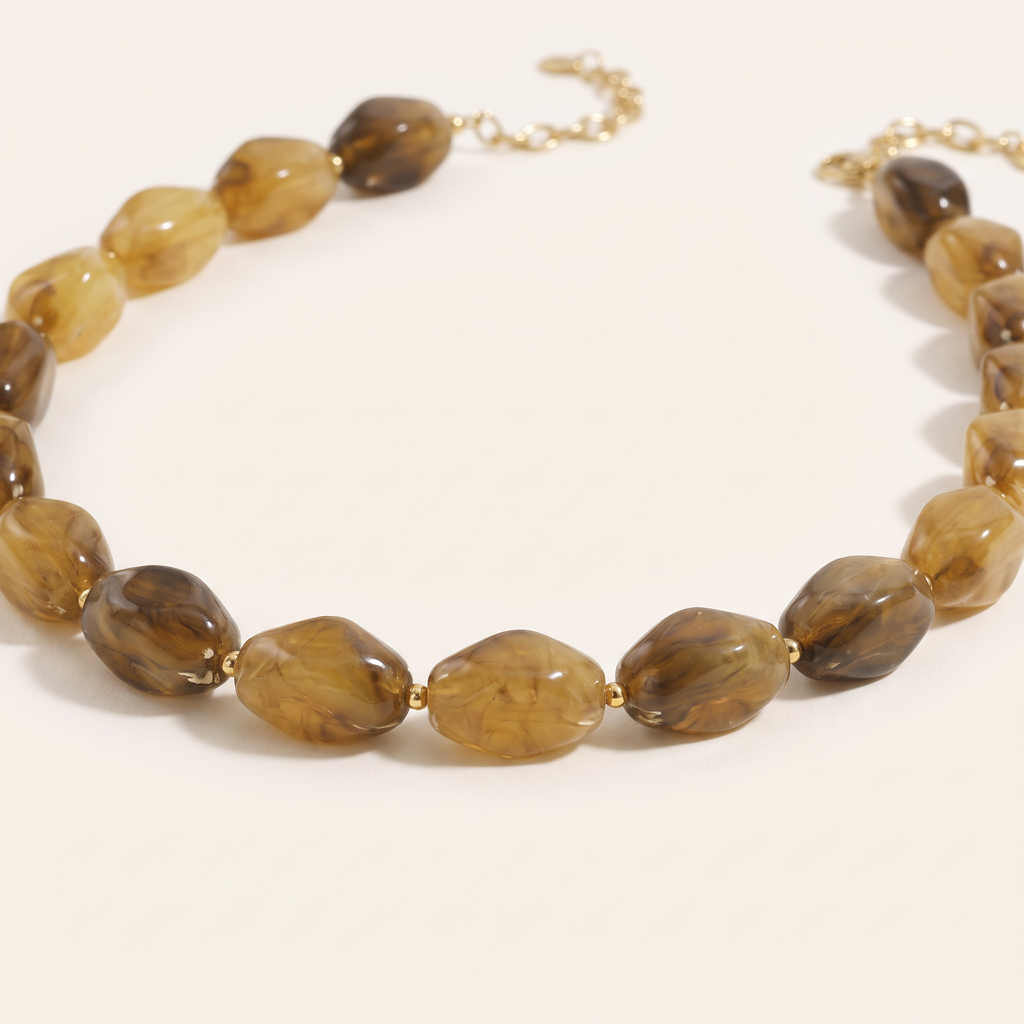 Collier de perles à forme organique, détail du motif, marron
