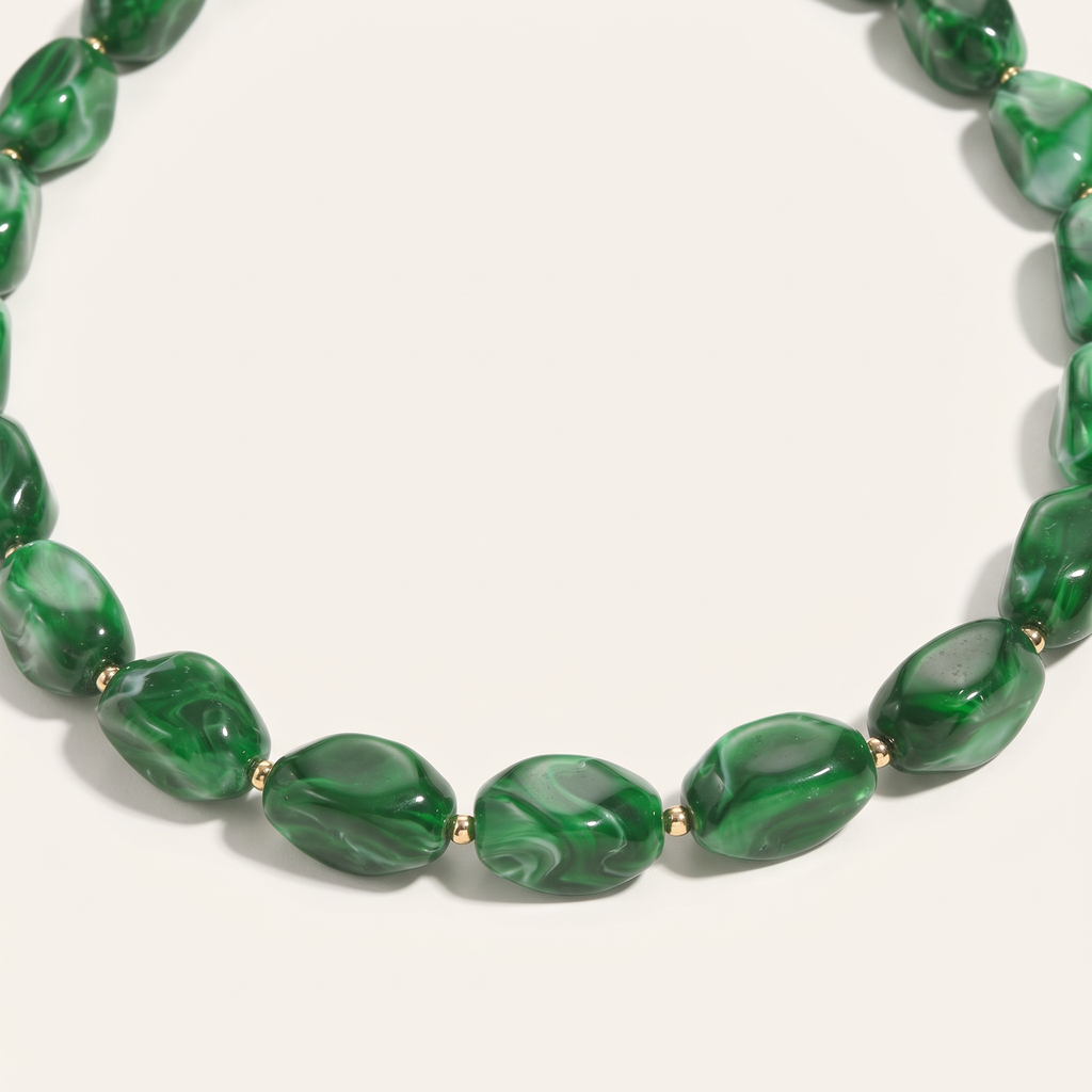 Collier de perles à forme organique, détail du motif, vert foncé
