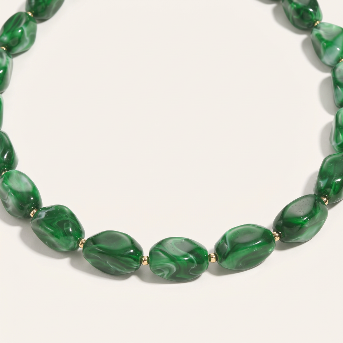 Collier de perles à forme organique, détail du motif, vert foncé