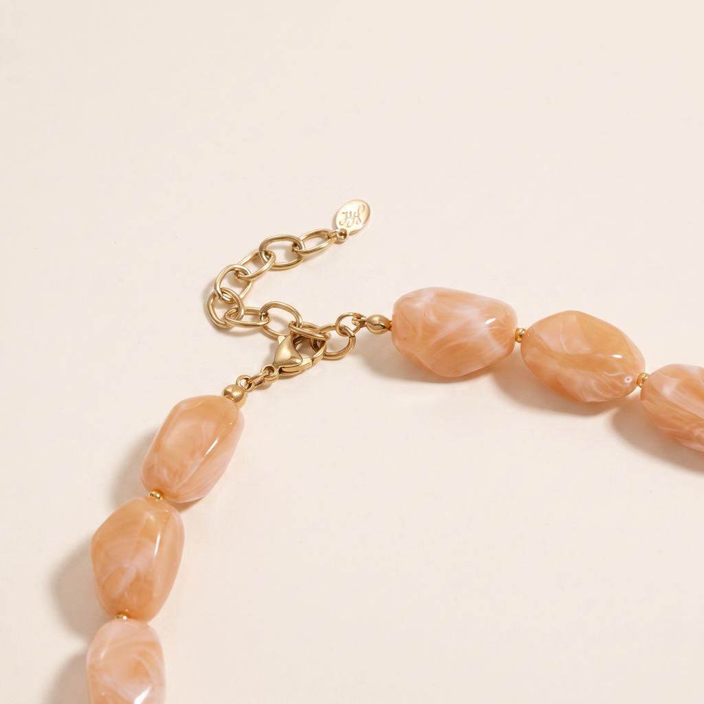 Collier de perles à forme organique, détail du motif