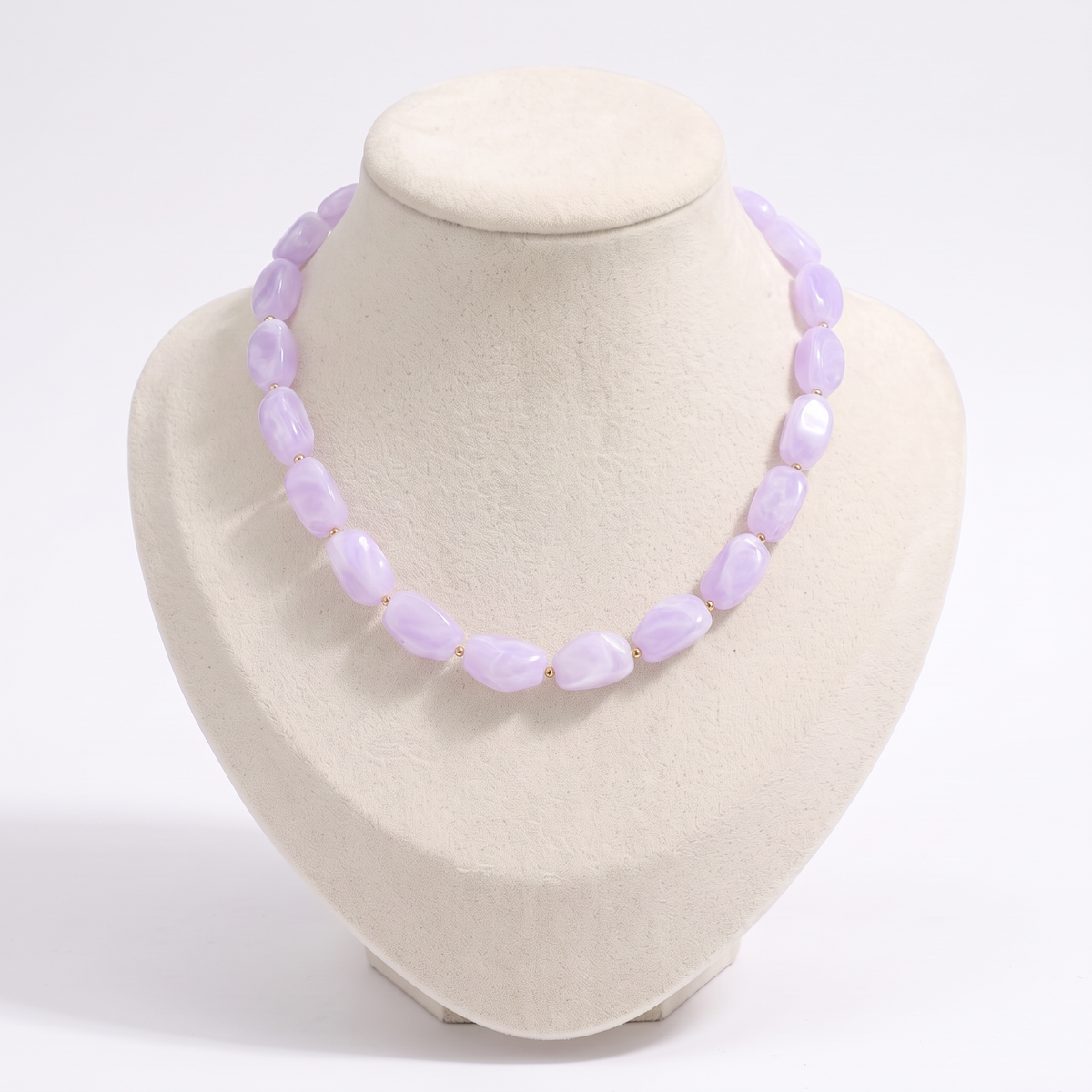 Collier de perles à forme organique, vue de face, violet clair