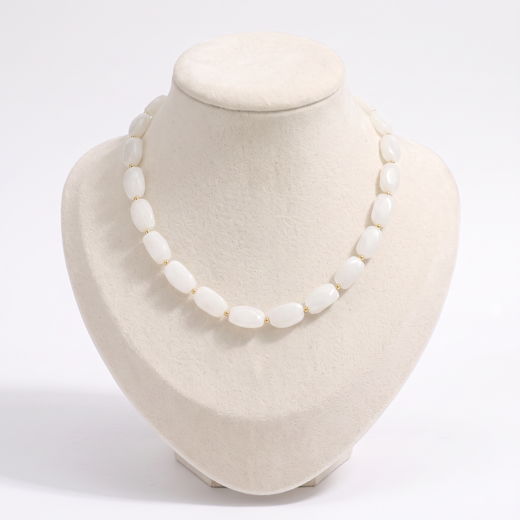 Collier de perles à forme organique, vue de face, blanc cassé