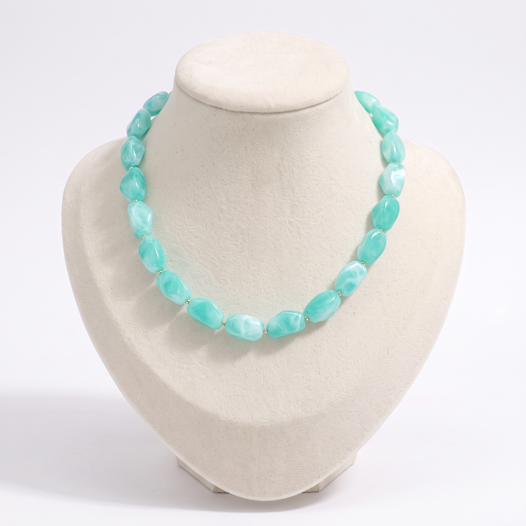 Collier de perles à forme organique, vue de face, bleu turquoise