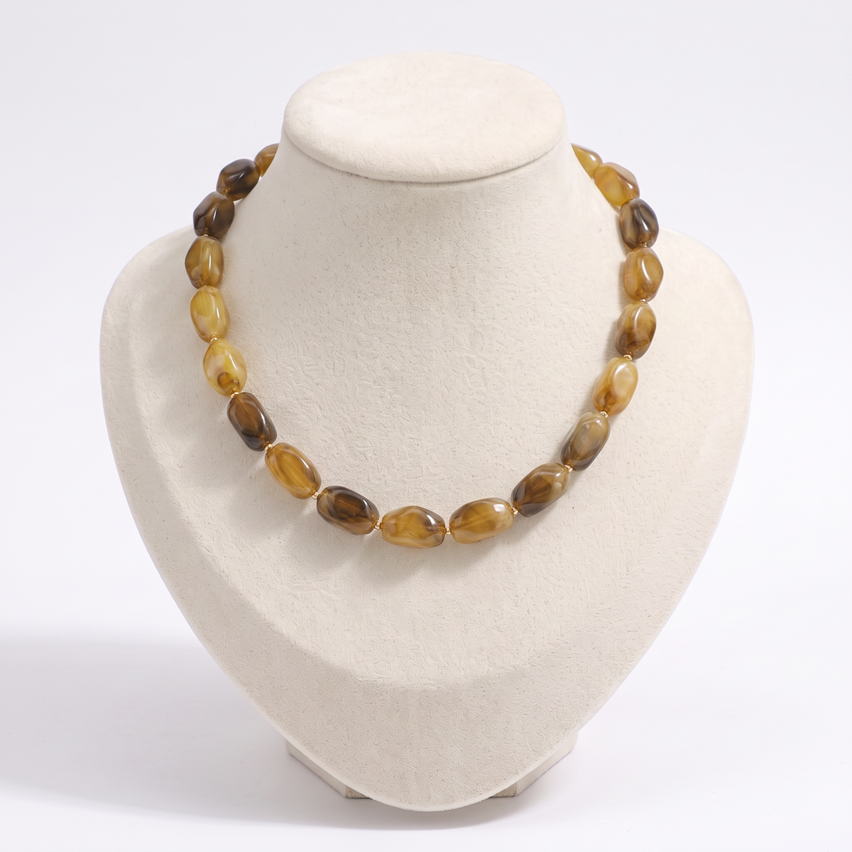 Collier de perles à forme organique, vue de face, marron