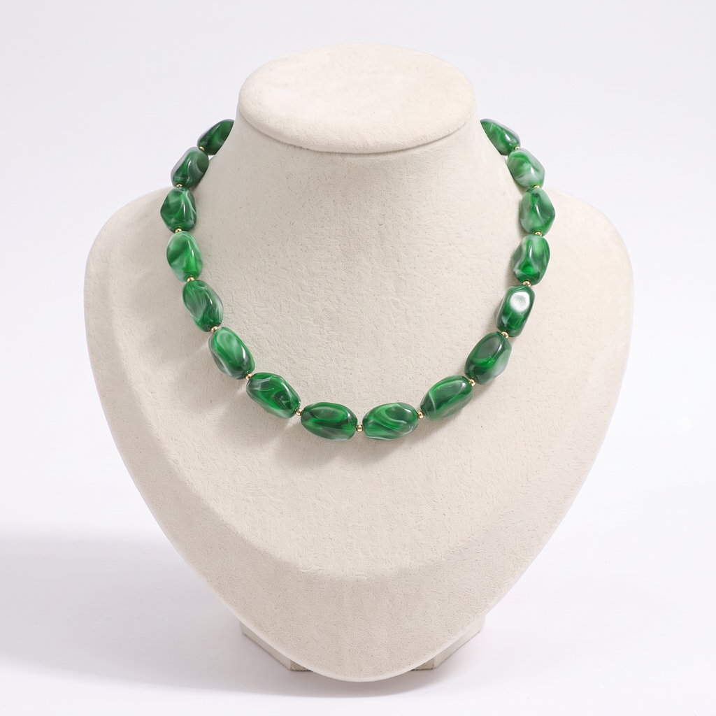 Collier de perles à forme organique, vue de face, vert foncé