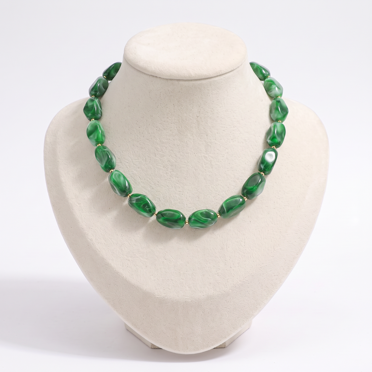 Collier de perles à forme organique, vue de face, vert foncé