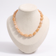 Collier de perles à forme organique, vue de face, corail