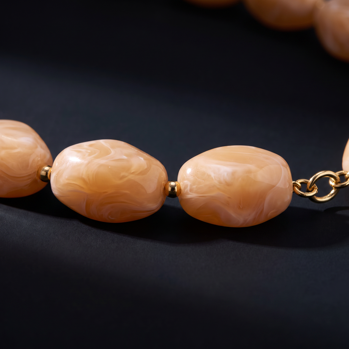 Collier de perles à forme organique, motif en gros plan