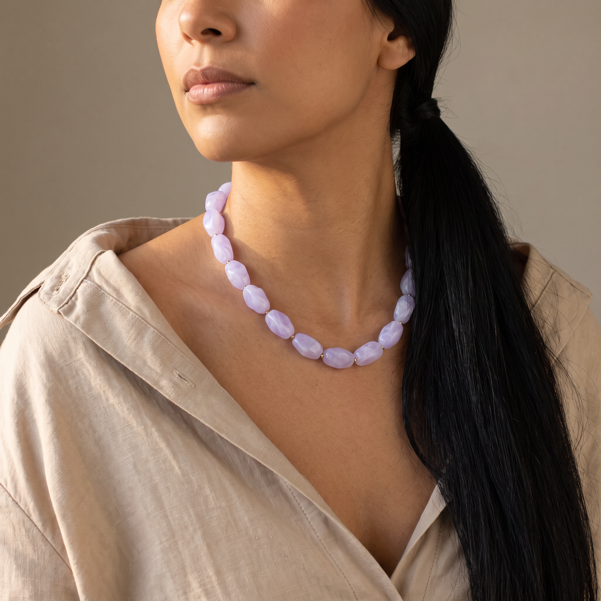 Collier de perles à forme organique, porté mi-corps, violet clair