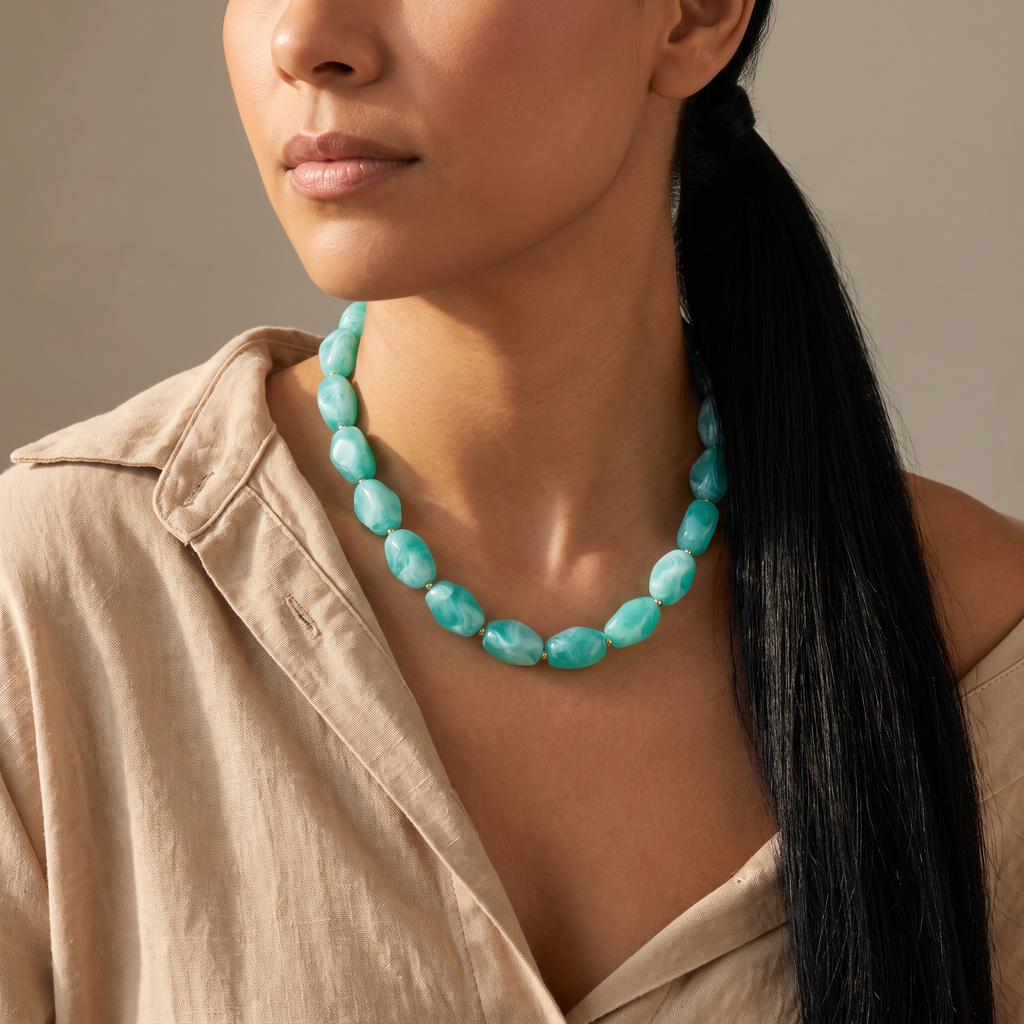 Collier de perles à forme organique, porté mi-corps, bleu turquoise