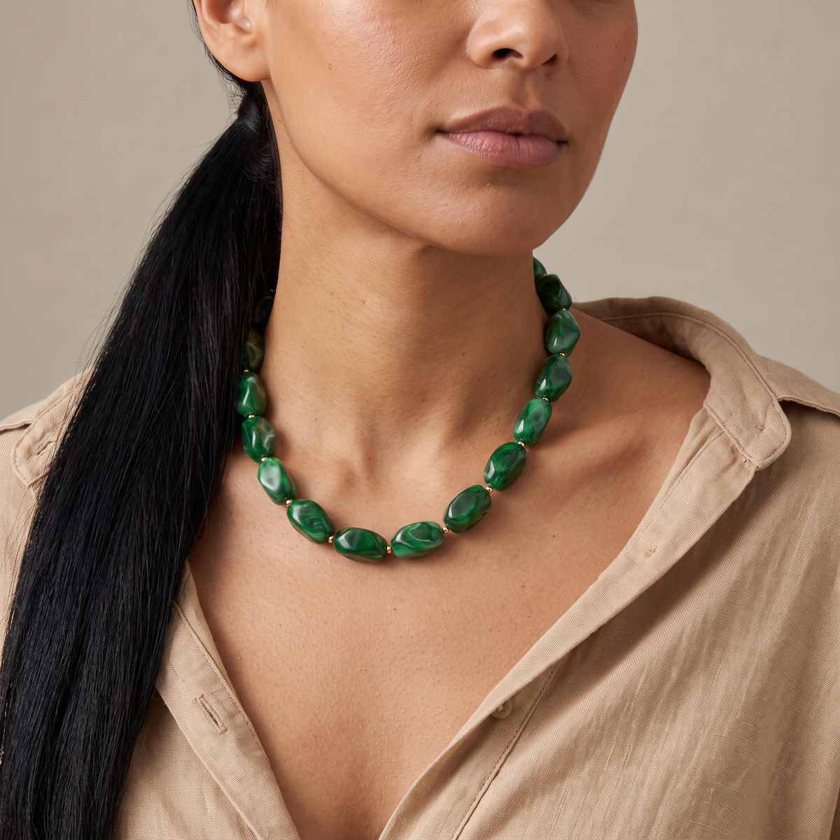 Collier de perles à forme organique, porté mi-corps, vert foncé