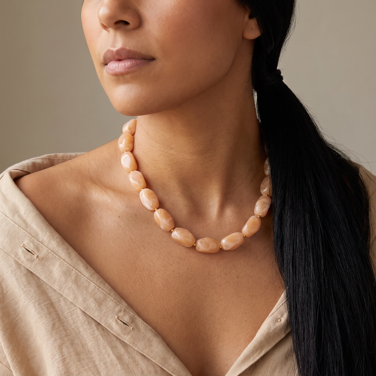 Collier de perles à forme organique, porté mi-corps