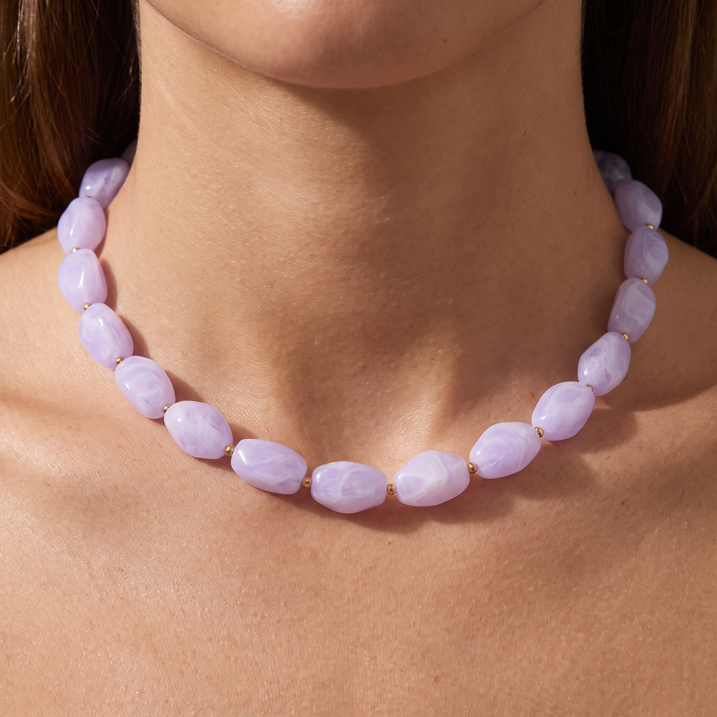 Collier de perles à forme organique, porté, violet clair