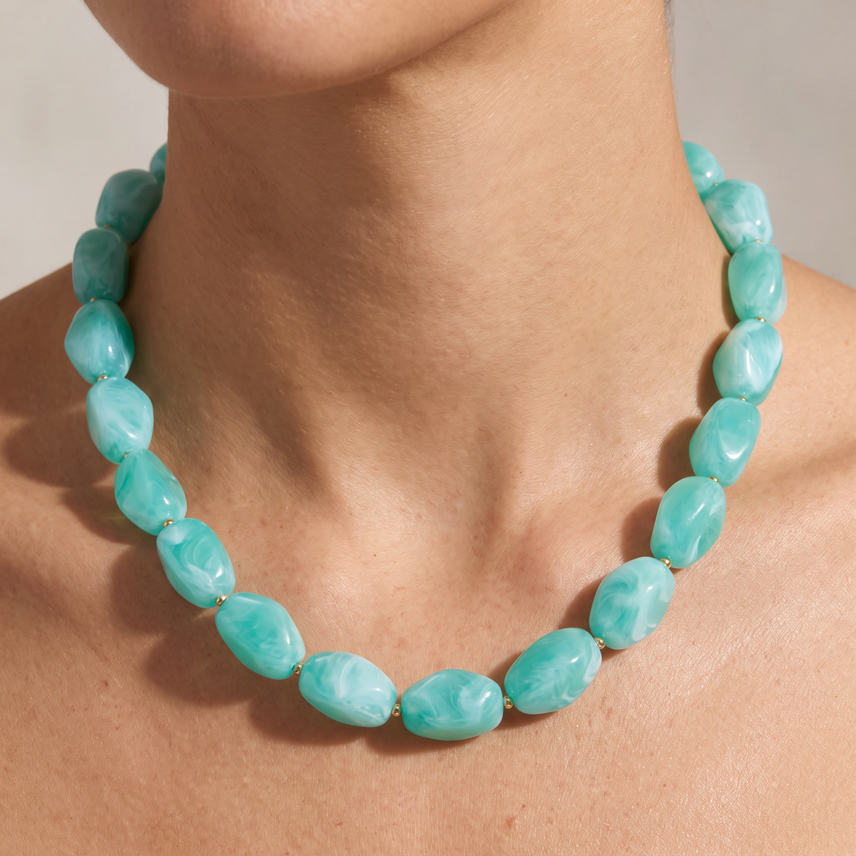 Collier de perles à forme organique, porté, bleu turquoise